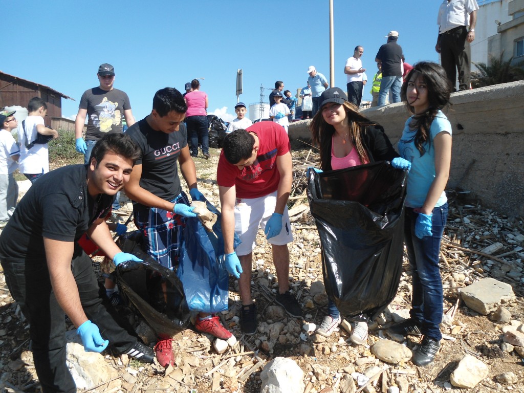 Cleaning the shorele nettoyage de la rive????? ??????